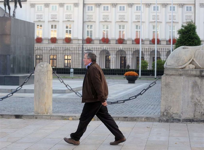 Komorowski do pracy piechotą, a garnitury limuzyną!  FOTO