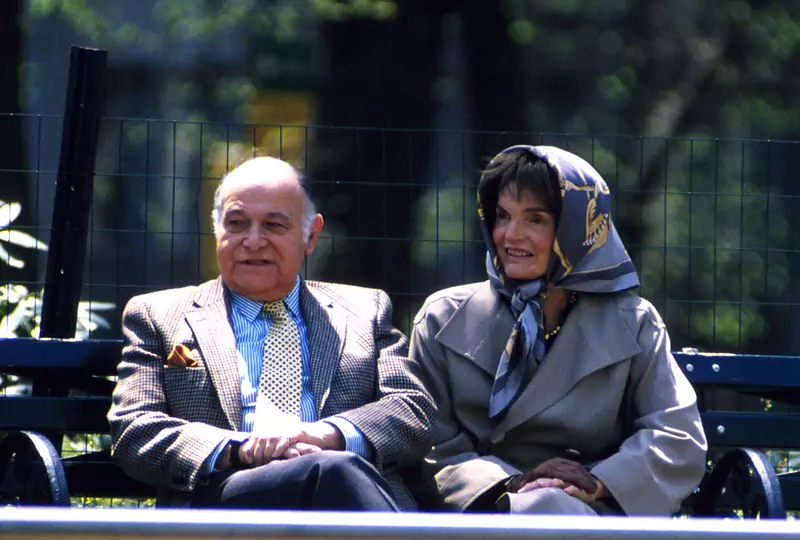 Jacqueline Kennedy Onassis i Maurice Tempelsman, Nowy Jork, kwiecień 1994 r. / Steve Allen / Contributor z GettyImages-798803