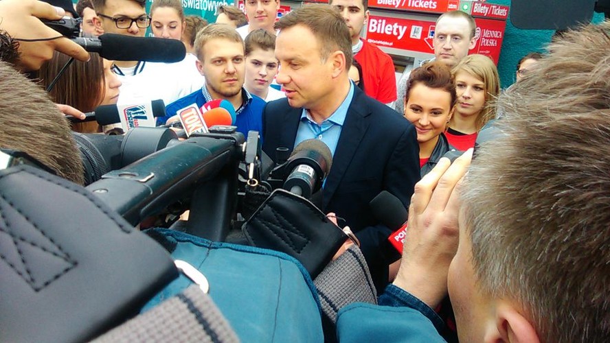 ANDRZEJ DUDA ROZDAWAŁ KAWĘ PRZY STACJI METRA CENTRUM