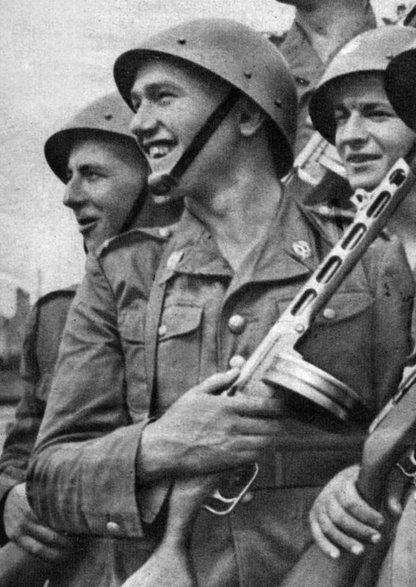 Żołnierze LWP uzbrojeni w pepesze, 1951 r. (domena publiczna)