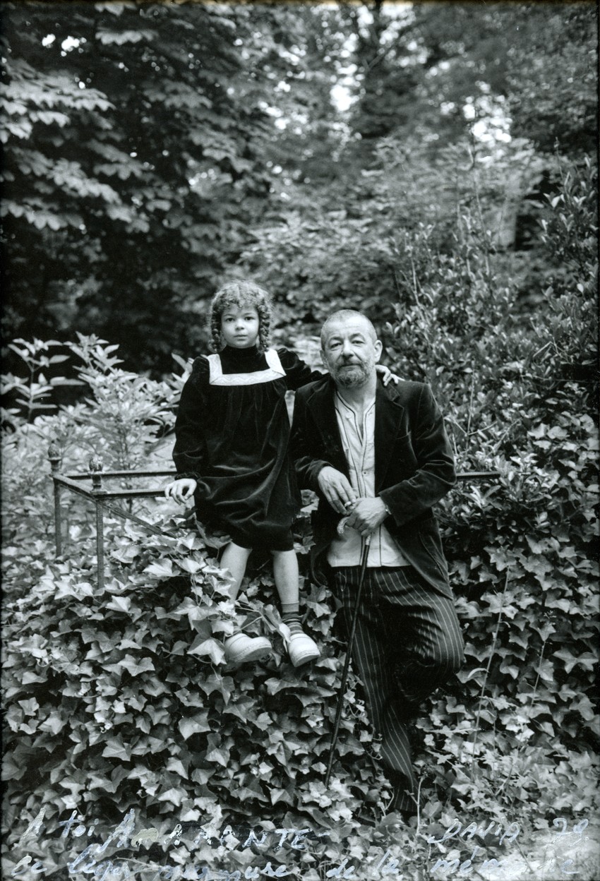 Дадо и његова ћерка Амарант, гробље Пер Лашез, Париз, 1979, photo Mohror