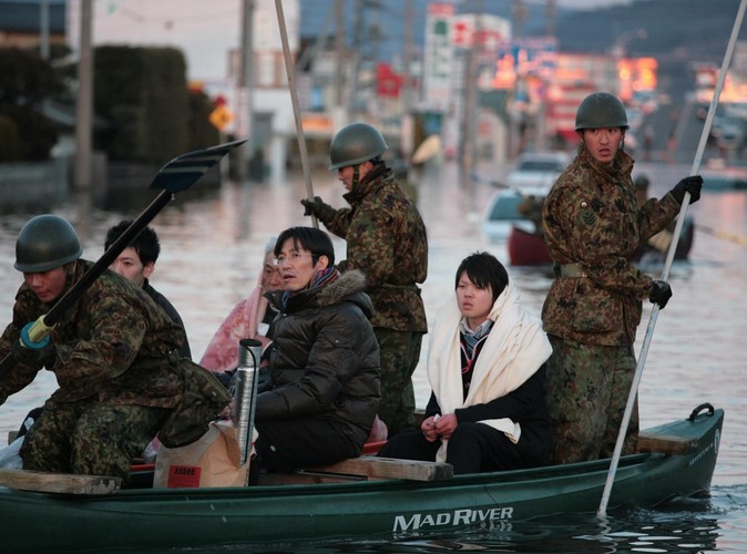 Żołnierze ewakuują mieszkańców Ishinomaki w prefekturze Miyagi