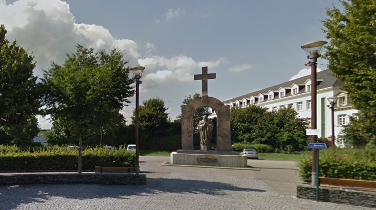 Pomnik Jana Pawła II w Ploermel