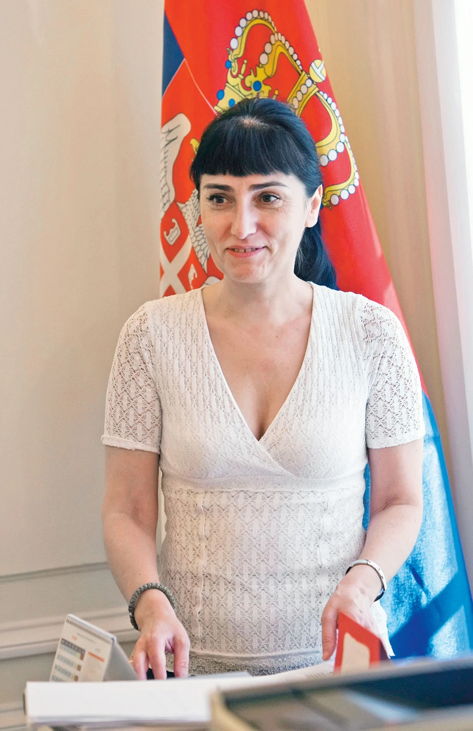 Ministarka finansija bez političke zaleđine: Ništa Diani Dragutinović nije vredelo što je bila protiv povišice penzija u trenutku kada je bilo jasno da će ceo svet upasti u recesiju i što je bila za povećanje PDV-a, umesto za veće zaduživanje. Da je imala podršku neke stranke, možda bi sve bilo drugačije