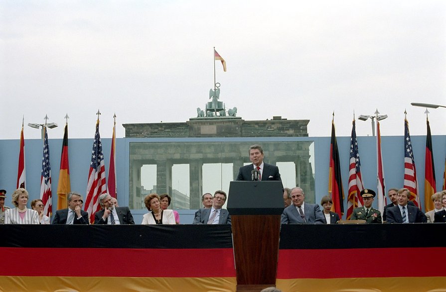 Ronald Reagan przemawia pod Murem Berlińskim; Berlin 1987