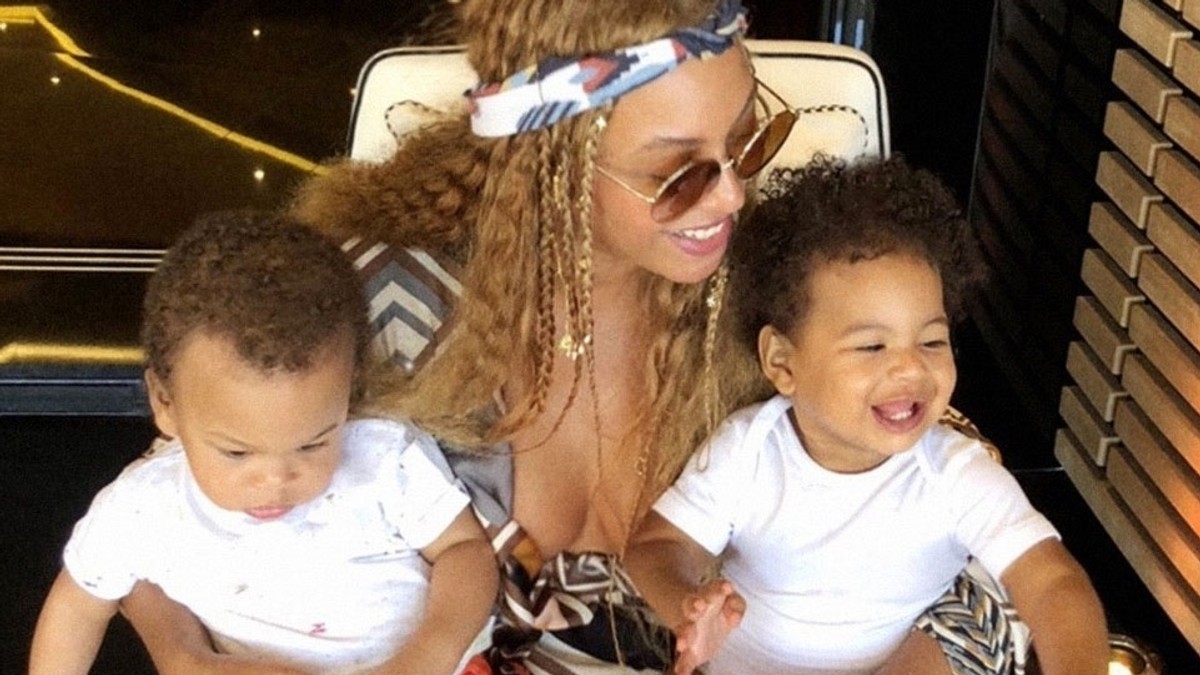 Bijonse sa blizancima Sir Karterom i Rumi