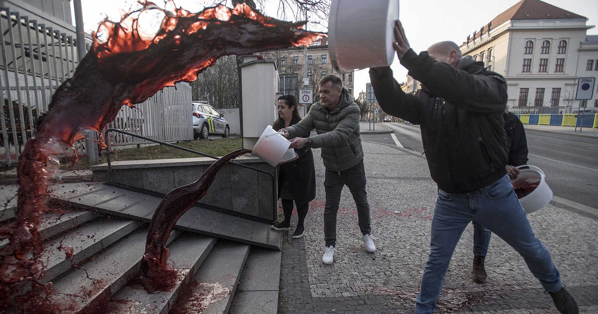 Rusko-ukrajinská válka.  Ruské velvyslanectví v Praze bylo polito umělou krví