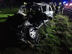 Zignorował znak i wjechał pod pociąg. Auto rozerwane na strzępy
