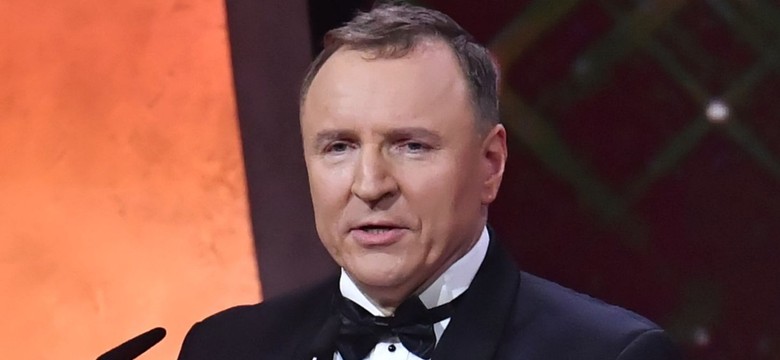 Kurski ze statuetką Biało-Czerwonych Róż od braci Karnowskich. Na gali m.in. prezes PiS