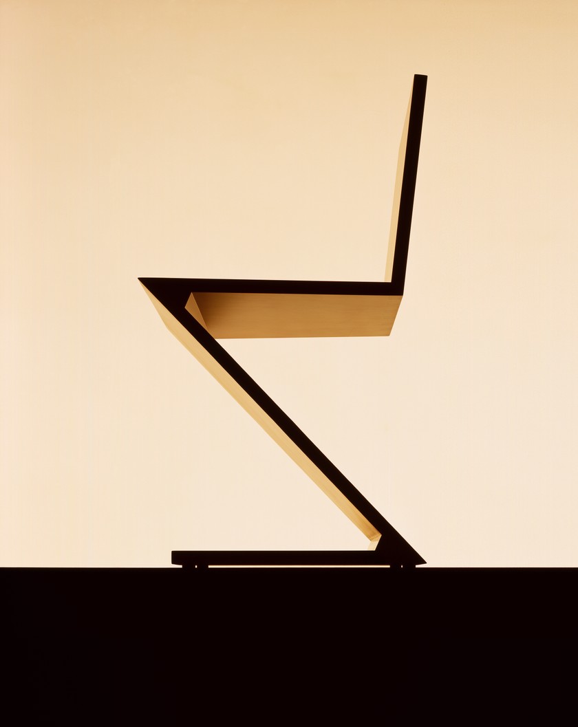 STUHL ODER SKULPTUR? Stuhl Zig Zag von Gerrit Rietveld (1888-1964) aus dem Jahr 1934.