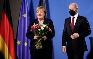 Merkel przekazała urząd kanclerski Scholzowi. "Szczerze życzę panu wszystkiego najlepszego"