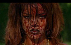 Rihanna szokuje: krew, przemoc i nagość w nowym klipie [ZDJĘCIA]