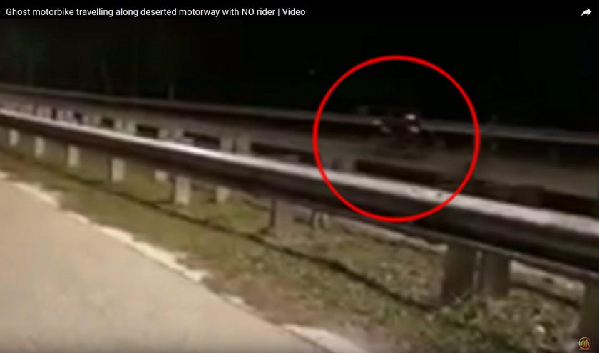 Duch widoczny na nagraniu? Motocykl widmo na Malezyjskiej drodze