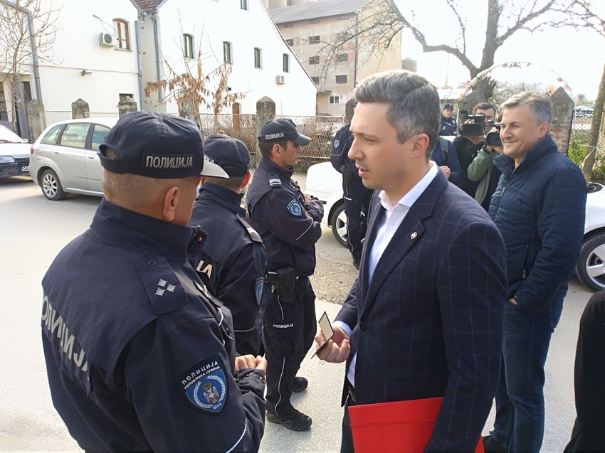 Obradović pokazuje legitimaciju policajcima, ali nije pušten dok izvršitelji nisu otišl