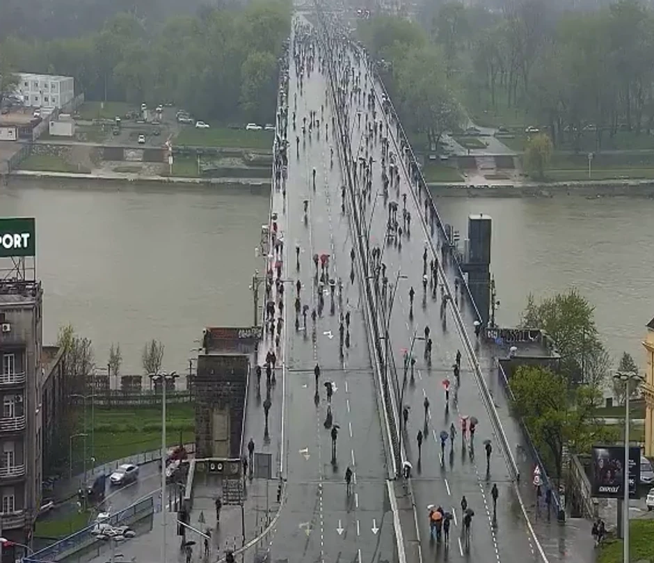 Građani se okupljaju na Brankovom mostu