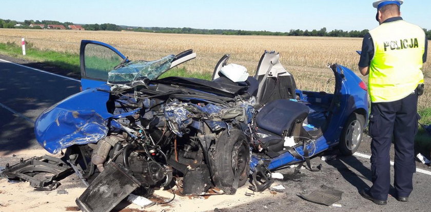 Przerażający wypadek pod Namysłowem! Z auta prawie nic nie zostało