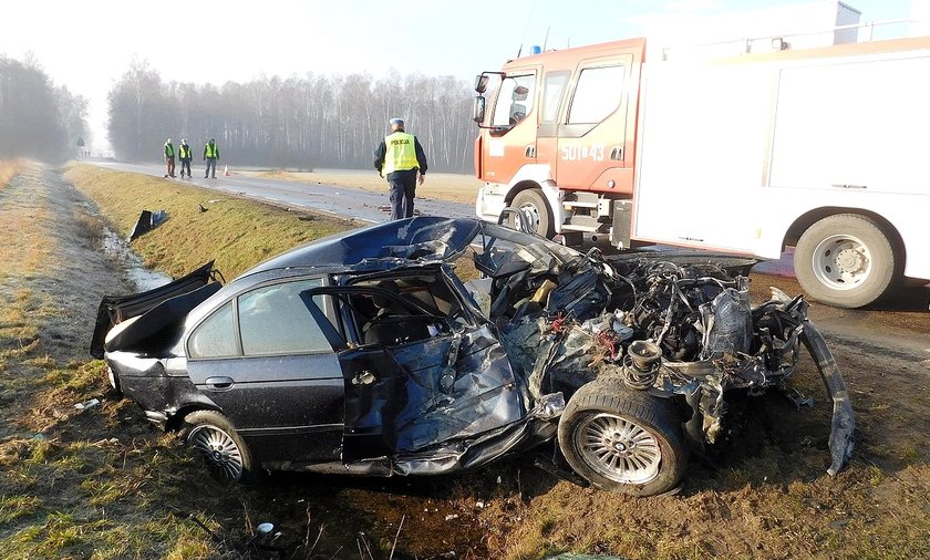 Osobówka Wbiła Się W Tira. Zginął Młody Kierowca