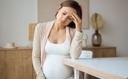 Ekspert: Nudności i wymiotów w czasie ciąży nie można bagatelizować