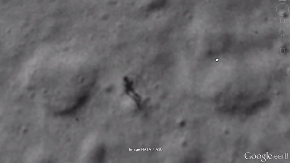 W serwisie Google Moon można oglądać zdjęcia Księżyca. Uważni internauci już wzięli je pod lupę. Teraz zadają sobie pytanie: co jest widoczne na tych fotografiach?