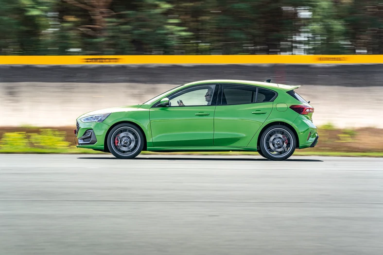 Ford Focus ST jeszcze nie tak dawno był ikoną świetnie wyważonego sportowego auta o niewielkiej konkurencji na rynku. Tym razem trafił na wymagającego rywala.