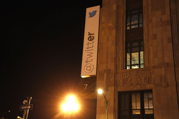 Usuwanie logo Twittera z budynku
