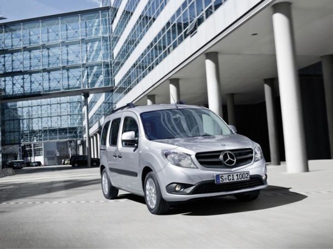 Mercedes Citan  Citan to nowy van Mercedesa. W wersji 108 i 109 CDI BlueEFFICIENCY jego normatywne zużycie paliwa wynosi 4,3 litra/100 km, przy pojemności przestrzeni ładunkowej do 3,8 m³ oraz ładowności do 810 kg. Samochód napędza jeden z silników o pojemności skokowej 1,5 litra jest dostępna w trzech wariantach mocy: 75, 90 i 110 KM. Dochodzi do tego doładowany silnik benzynowy o pojemności skokowej 1,2 litra.