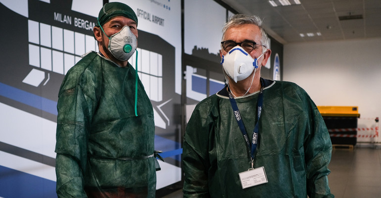 WŁOCHY, BERGAMO - 22 lutego 2020 r.: służby medyczne na lotnisku Bergamo-Milano badają pasażerów samolotów, którzy przybyli do Włoch, aby zminimalizować ryzyko rozprzestrzeniania się epidemii koronawirusa