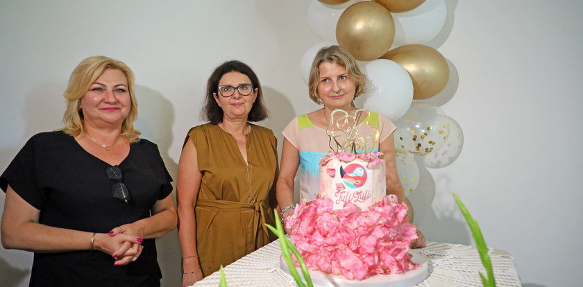 Sto dzieciaków z ośrodka Tuli Luli w Łodzi znalazło nowe kochające rodziny. Fundacja Gajusz uczciła tortem setną adopcję porzuconego niemowlęcia