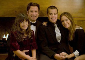 Džon Travolta sa porodicom