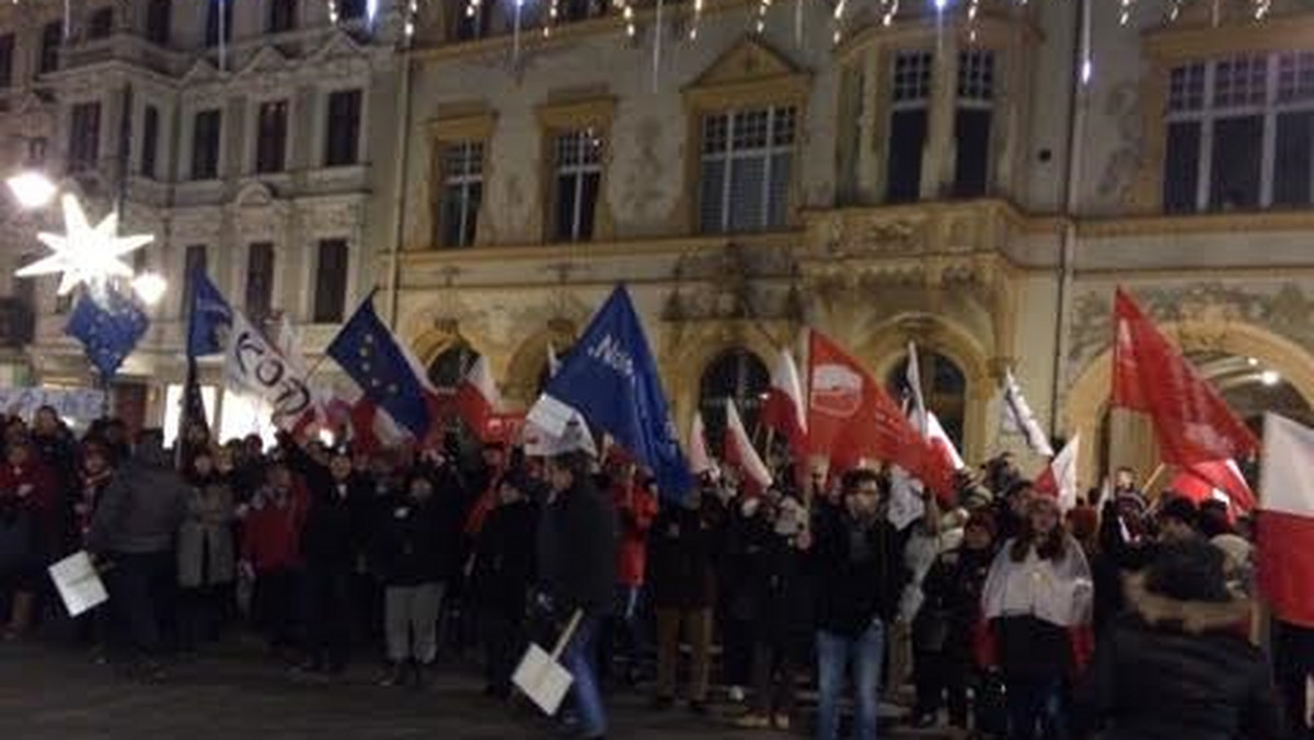 Łódzki KOD oraz przedstawiciele opozycji podjęli decyzję - co dzień, o godz. 17 będą manifestować pod łódzkim biurem partii rządzącej przy Piotrkowskiej 138. Akcja będzie trwać do czasu, aż PiS ustąpi i powtórzy głosowania nad budżetem oraz ustawą dezubekizacyjną.