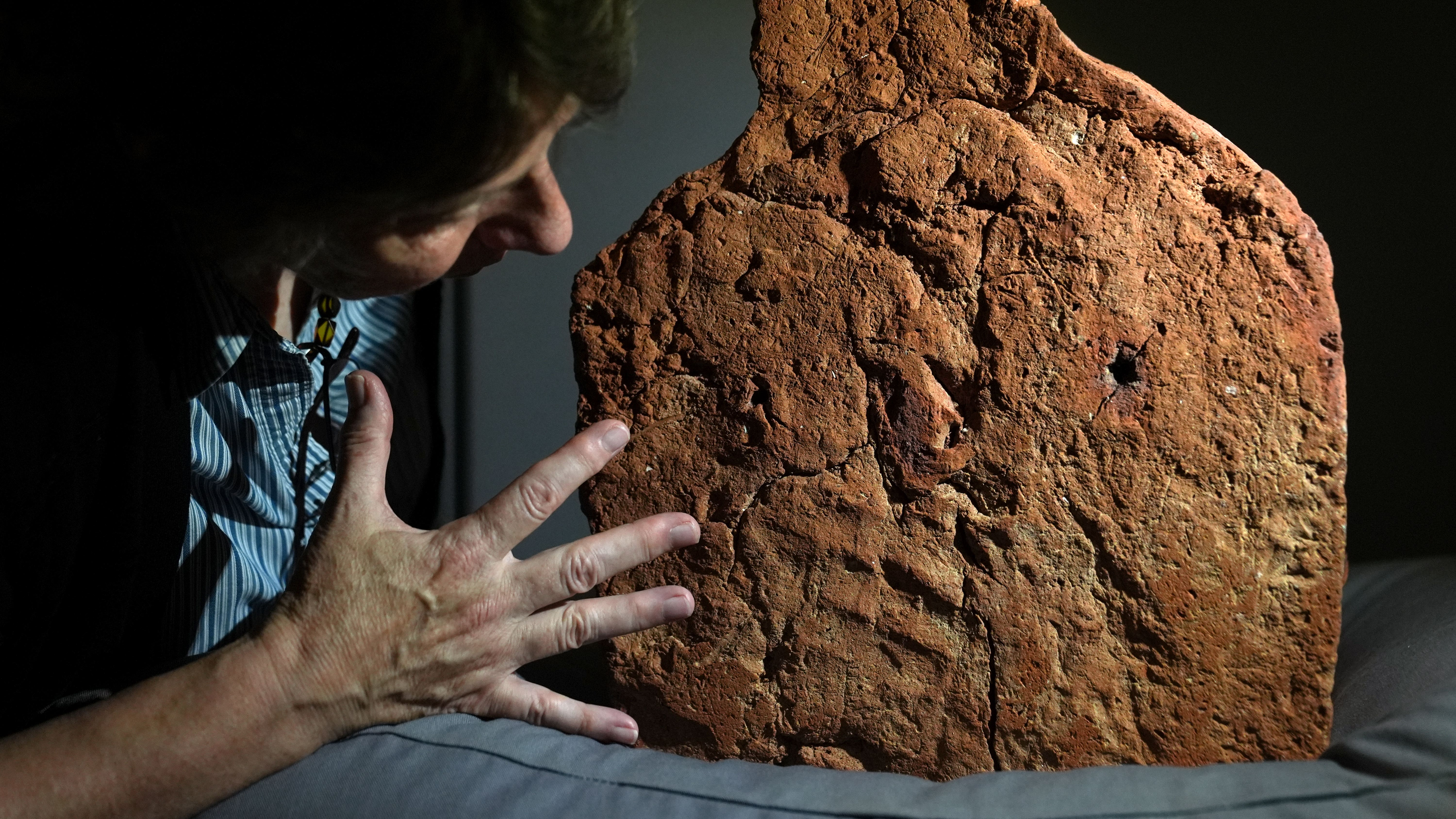 4,000-year-old handprint discovered on Egyptian tomb model