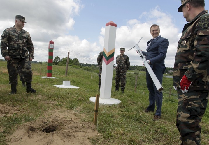 Minister spraw wewnętrznych Eimutis Misiunas oświadczył wcześniej, że decyzję o wzmocnieniu ochrony na granicy z Rosją podjęto w celu ograniczenia przemytu, ale też ze względu na sytuację geopolityczną. Minister przypomniał sytuację z 2014, kiedy Rosjanie w strefie przygranicznej porwali estońskiego oficera służb specjalnych. <br>
Na zdjęciu: Litewski minister spraw wewnętrznych Eimutis Misiunas i szef straży granicznej Litwy Renatas Pozela   <br><br> fot. EPA / VALDA KALNINA Dostawca: PAP / EPA.