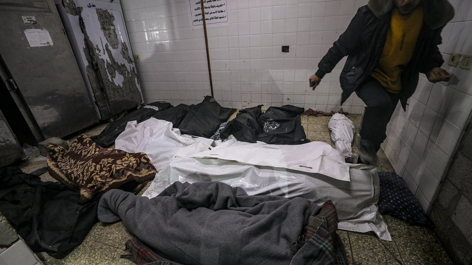 Ciała zabitych w szpitalu Al Aqsa  