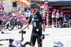 Francuz znów nie wygra Giro d'Italia. Romain Bardet wycofał się z wyścigu
