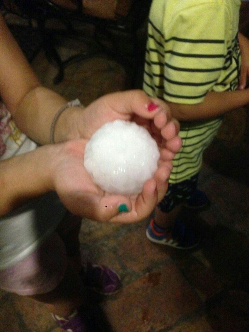 Grad koji je letos u Pančevu dostizao veličinu teniskih loptica, oštetio je i krov Skupštine grada