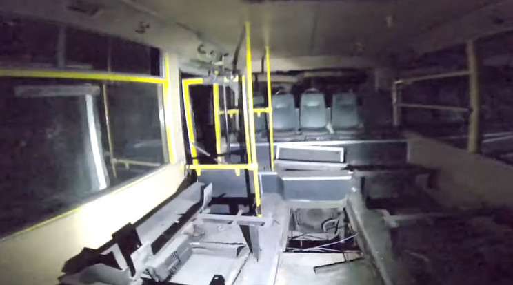 A buszok belsejébe is bementek, ijesztő felvételek készültek a garázsban