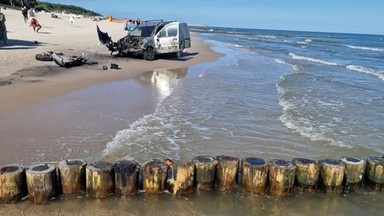 Na plaży auto wbiło się w ostrogę brzegową. "Kierowca zostawił po sobie tylko butelki po alkoholu"