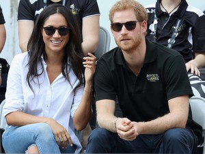 Itt az első fotók a Meghan Markle és Harry herceg életét bemutató film forgatásáról!