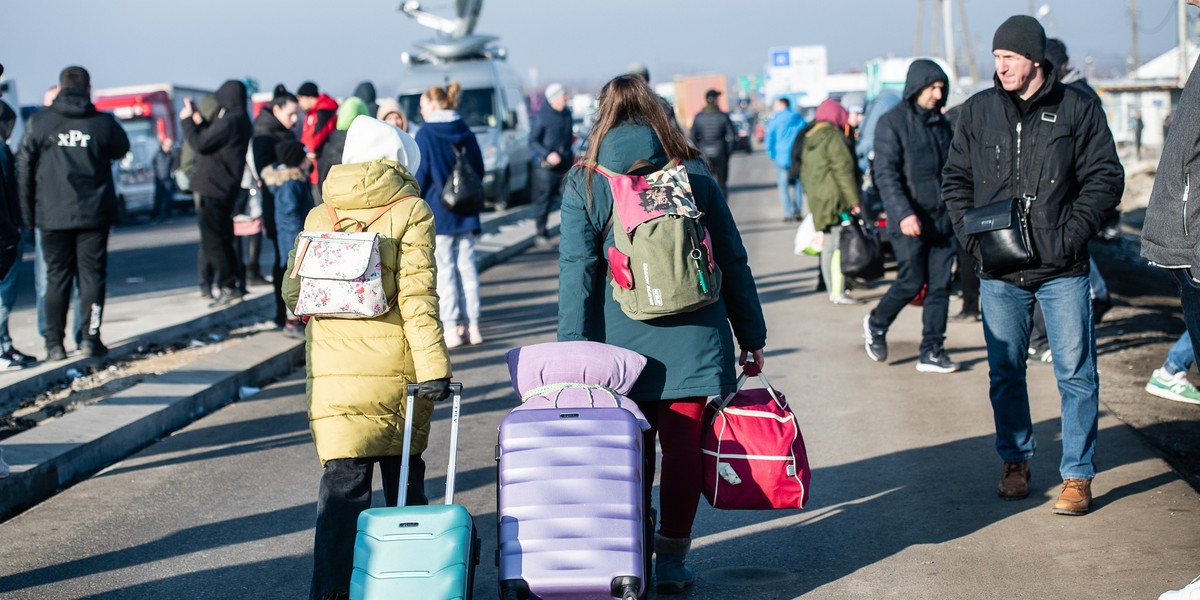 Po wielogodzinnej wyczerpującej podróży uchodźcy zgłaszają się do ośrodków zdrowia.