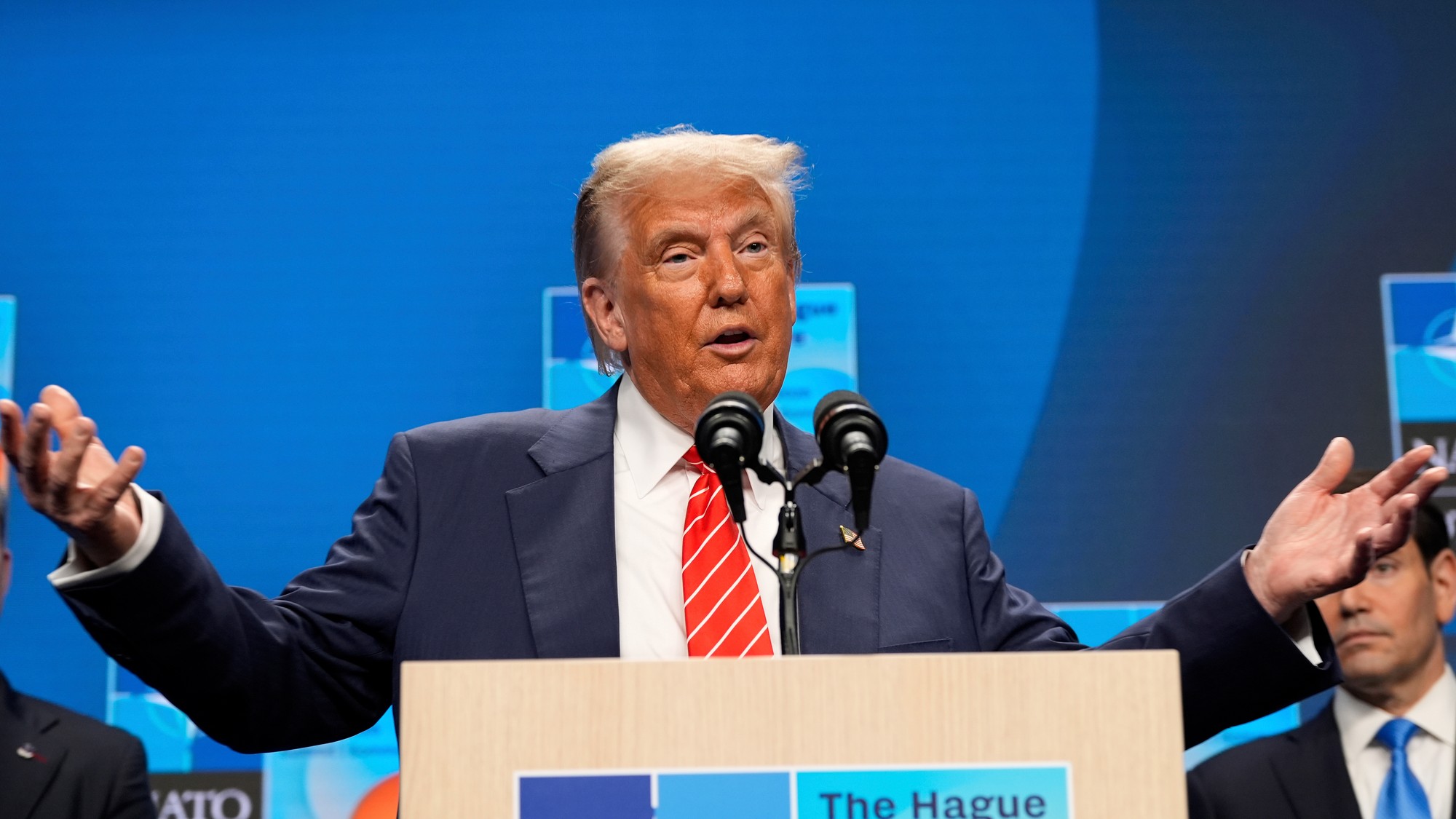Donald Trump počas summitu NATO v Haagu.