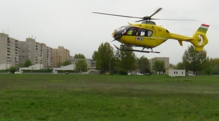 A nyíregyházi kórház helyett ezen a füves részen szállnak le betegeikkel a mentőhelikopterek