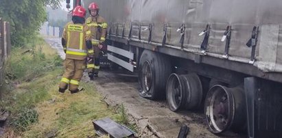 Piorun trafił w ciężarówkę. Jej opony przeleciały kilkadziesiąt metrów