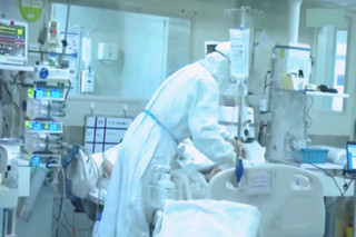 Dr Sutkowski o sytuacji epidemicznej: zaczynają się kłopoty z hospitalizacjami