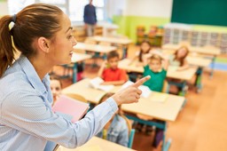 Wynagrodzenia nauczycieli w 2025 r.  – jak wyliczyć podwyżki, dodatki uzupełniające i trzynastkę