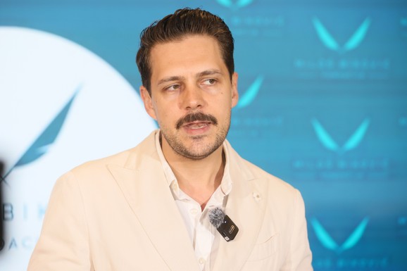 (FOTO) OVA DAMA JE MAJKA MILOŠA BIKOVIĆA Retko se pojavljuje u javnosti, glumac je tada otkrio: "Kupio sam joj stan u Beogradu"