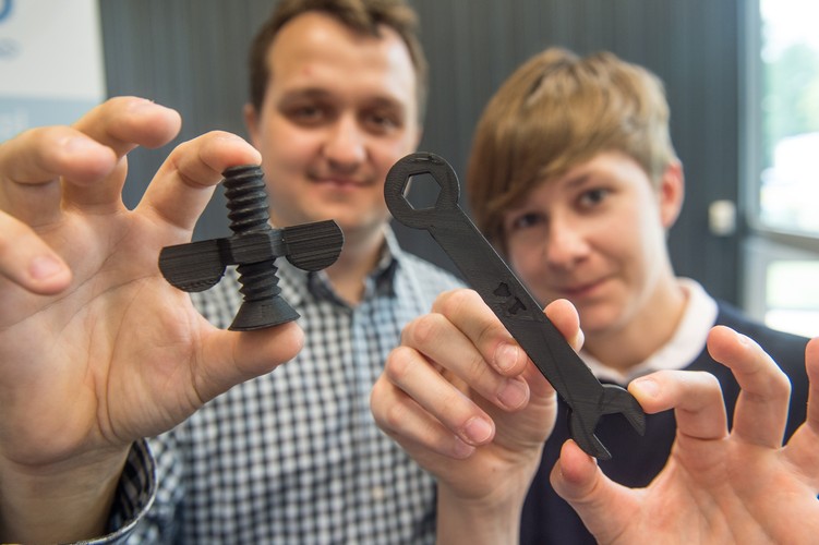 Adela Walczak (P) i Łukasz Czuba (L) prezentują przykładowe wydruki z użyciem, jako surowca do druku, nowatorskiego kompozytu z zawartością grafenu PAP/Grzegorz Michałowski.