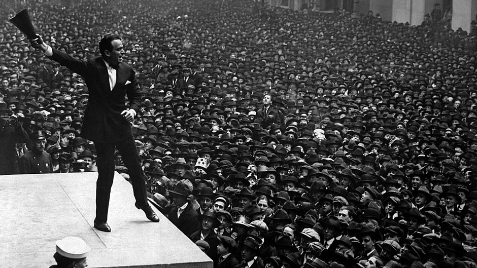 Aktor Douglas Fairbanks przed tłumem ludzi w Nowym Jorku w 1918 roku (domena publiczna)