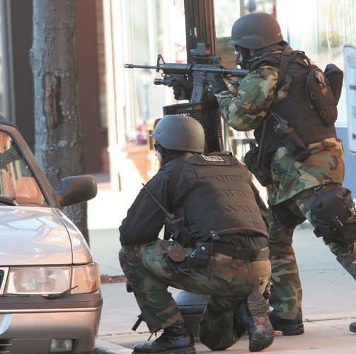 Uzbrojony mężczyzna wziął dwóch zakładników w biurze wyborczym Hillary Clinton