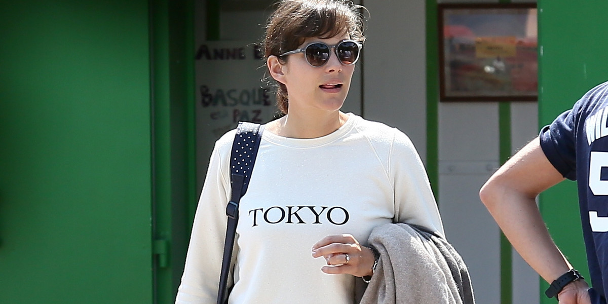 marion cotillard w bluzie z napisem "tokyo"