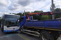 Zderzenie autobusu miejskiego z ciężarówką w Rybniku. Kilkanaście osób poszkodowanych